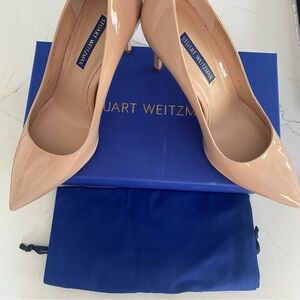 👠👠👠Stuart Weitzman gorgeous neutral colored patent pump!